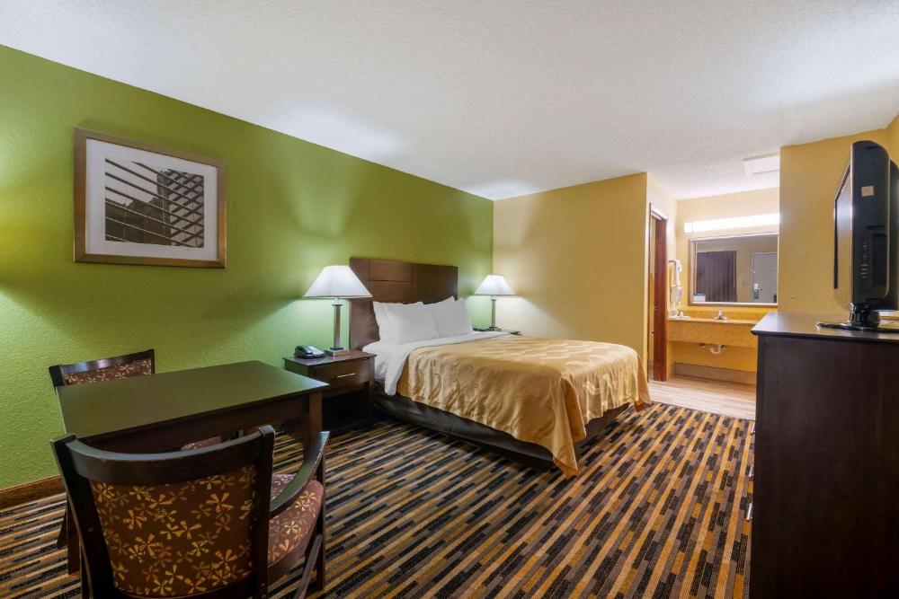 Queen Room - Non-Smoking interior